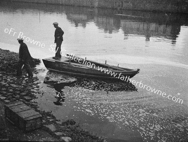 FISHERMEN WITH PUNT